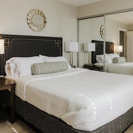 2 Modern Apts Near Nightlife & Attractions